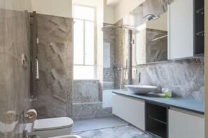 Shower, hair dryer, bidet, towels - MILANO NAVIGLI HARMONY FLAT: elegant 3BDR apartment - 6 guests (Milano)