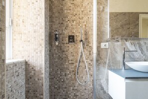 Dusche, Haartrockner, Bidet, Handtücher
