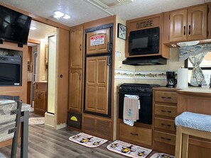 Refrigerador, microondas, horno y parrilla de estufa 