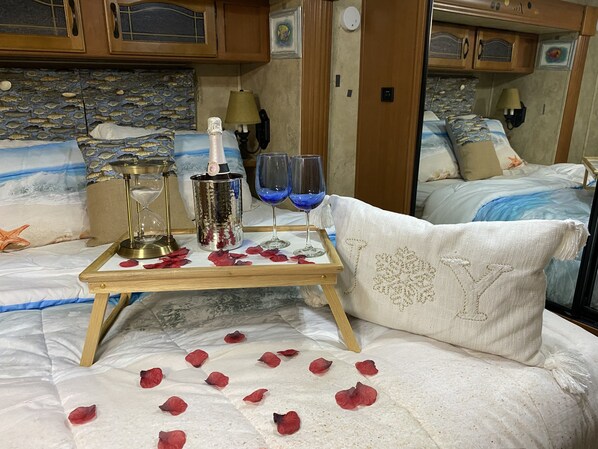 1 soveværelse, pengeskab på værelset, strygejern/strygebræt