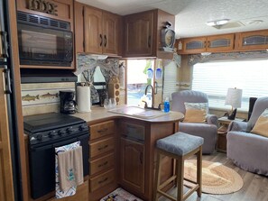 Køleskab, mikrobølgeovn, ovn, kogeplade