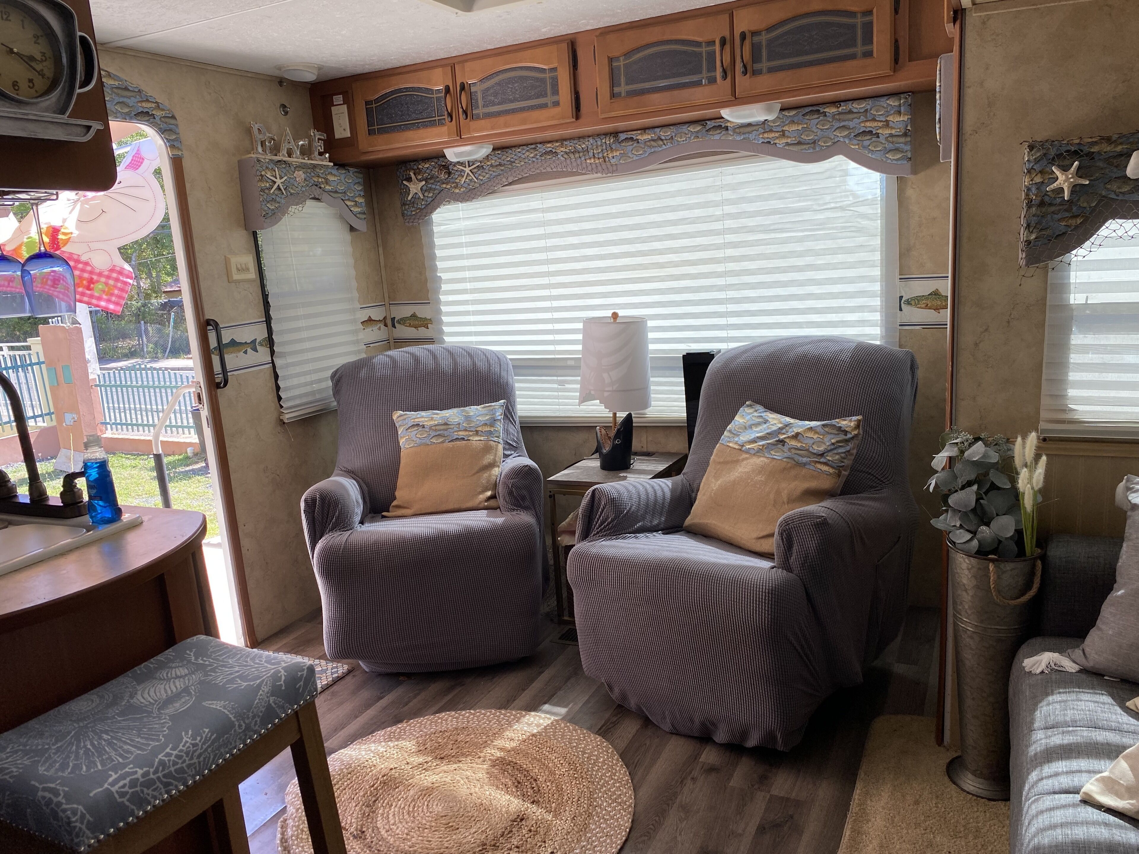 Smart TV, chimenea y estéreo 