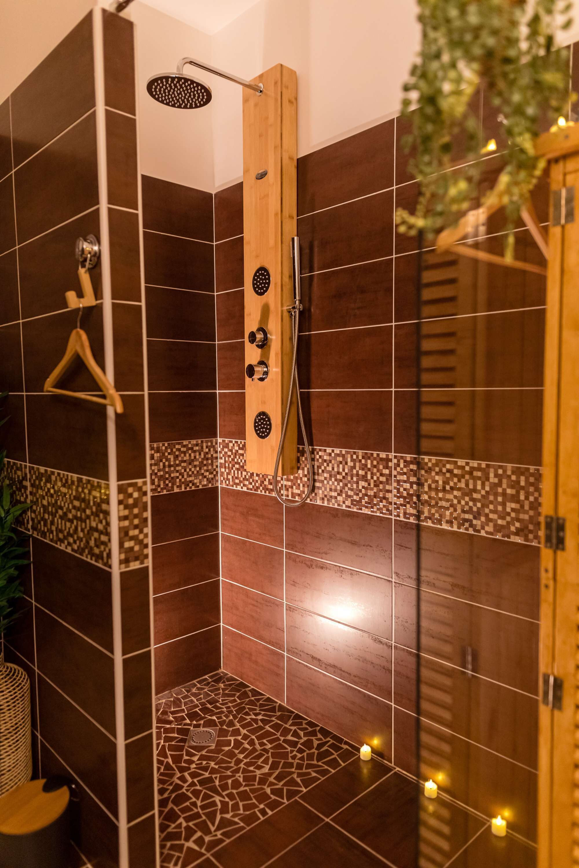 Bañera, bañera de hidromasaje, secador de pelo y toallas