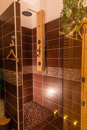 Bathtub, jetted bath, hair dryer, towels - ✅L'Évasion Nature✅ apartment by Urban Spa (Troyes)