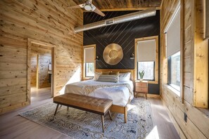 4 bedrooms, WiFi, bed sheets - Sunlit Spaces • 6-Bunk Room • Big Porch Fun (Broken Bow)