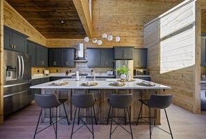 Fridge, microwave, oven, stovetop - Sunlit Spaces • 6-Bunk Room • Big Porch Fun (Broken Bow)