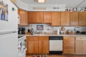 Réfrigérateur, four à micro-ondes, un four, surface de cuisson