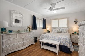 2 bedrooms, iron/ironing board, free WiFi