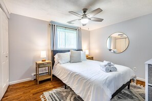 4 bedrooms, hypo-allergenic bedding, memory-foam beds, desk