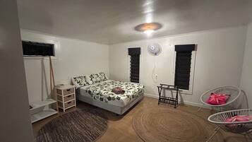 1 dormitorio, tabla de planchar con plancha, wifi y ropa de cama