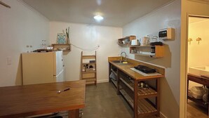 雪櫃、爐具、電熱水壺、多士爐
