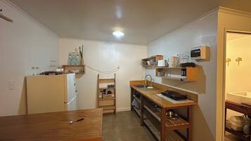 Kylskåp, spishäll, vattenkokare och brödrost