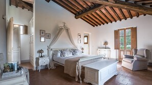 6 chambres, bureau, accès Internet, draps fournis