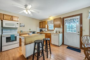 Bungalow, 1 Bedroom | Private kitchen | Fridge, oven, coffee/tea maker, toaster
