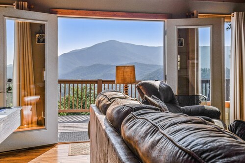 Roundtop Mountain Ridge 2 Bedroom Cabin by RedAwning