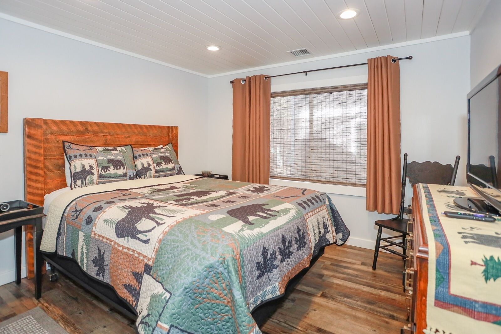 Comet's Cabin 3 Bedroom Home by Redawning