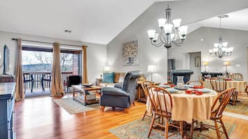 Condo, 2 Bedrooms | Dining