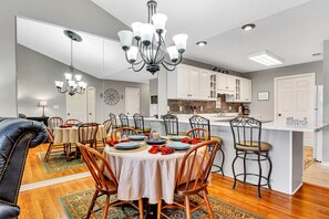 Condo, 2 Bedrooms | Dining