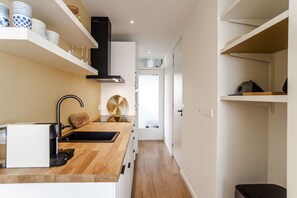 Réfrigérateur, four à micro-ondes, un four, surface de cuisson