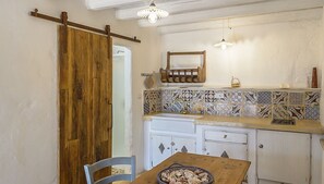 Deluxe Villa | Private kitchen | Full-sized fridge, stovetop, electric kettle, cookware/dishes/utensils - Suite antica Torre dell'alto mare (Alliste)
