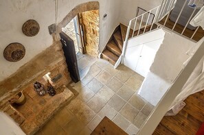 Villa Deluxe | Coin séjour | Télévision à écran plat de 28 pouces avec chaînes par satellite