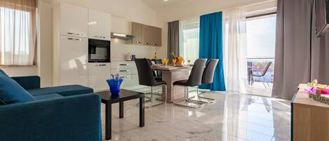 Frigorífic, microones, forn i placa de cuina