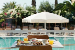 Free daily buffet breakfast