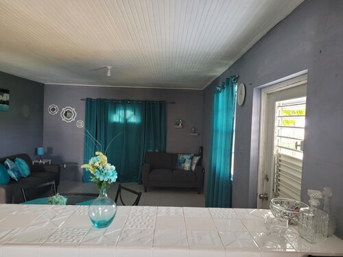 Modern Villa 15mins from anywhere!!