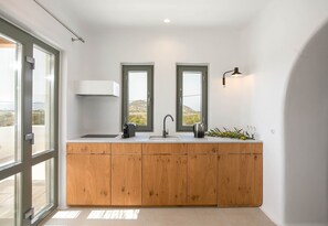Kühlschrank, Herdplatte, Wasserkocher mit Kaffee-/Teezubehör