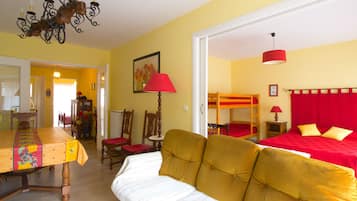 2 bedrooms, iron/ironing board, travel cot, WiFi