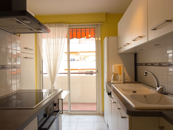 Frigorífico, microondas, horno y placa de cocina