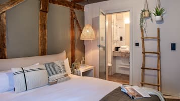 1 bedroom, hypo-allergenic bedding, desk, laptop workspace