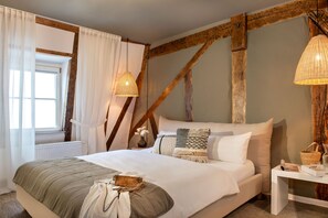 Hypo-allergenic bedding, desk, laptop workspace, blackout drapes - Hotel Fuchs (Saarbrücken)