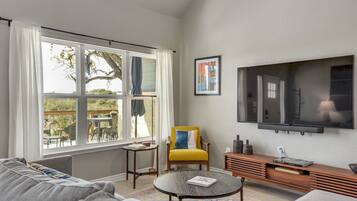 TV connectée, livres, vidéothèque