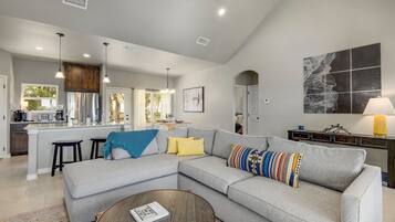 TV connectée, livres, vidéothèque