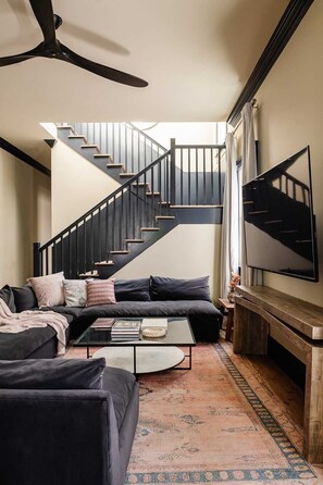 Unclassified image, 2 of 45, button