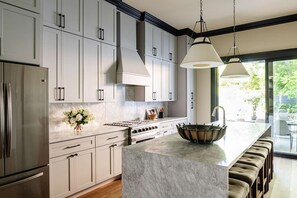 Réfrigérateur, four à micro-ondes, un four, surface de cuisson