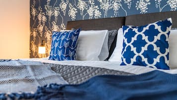 1 habitación, tabla de planchar con plancha y cuna de viaje