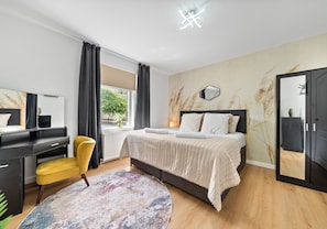 1 chambre, fer et planche à repasser, lit de bébé portatif
