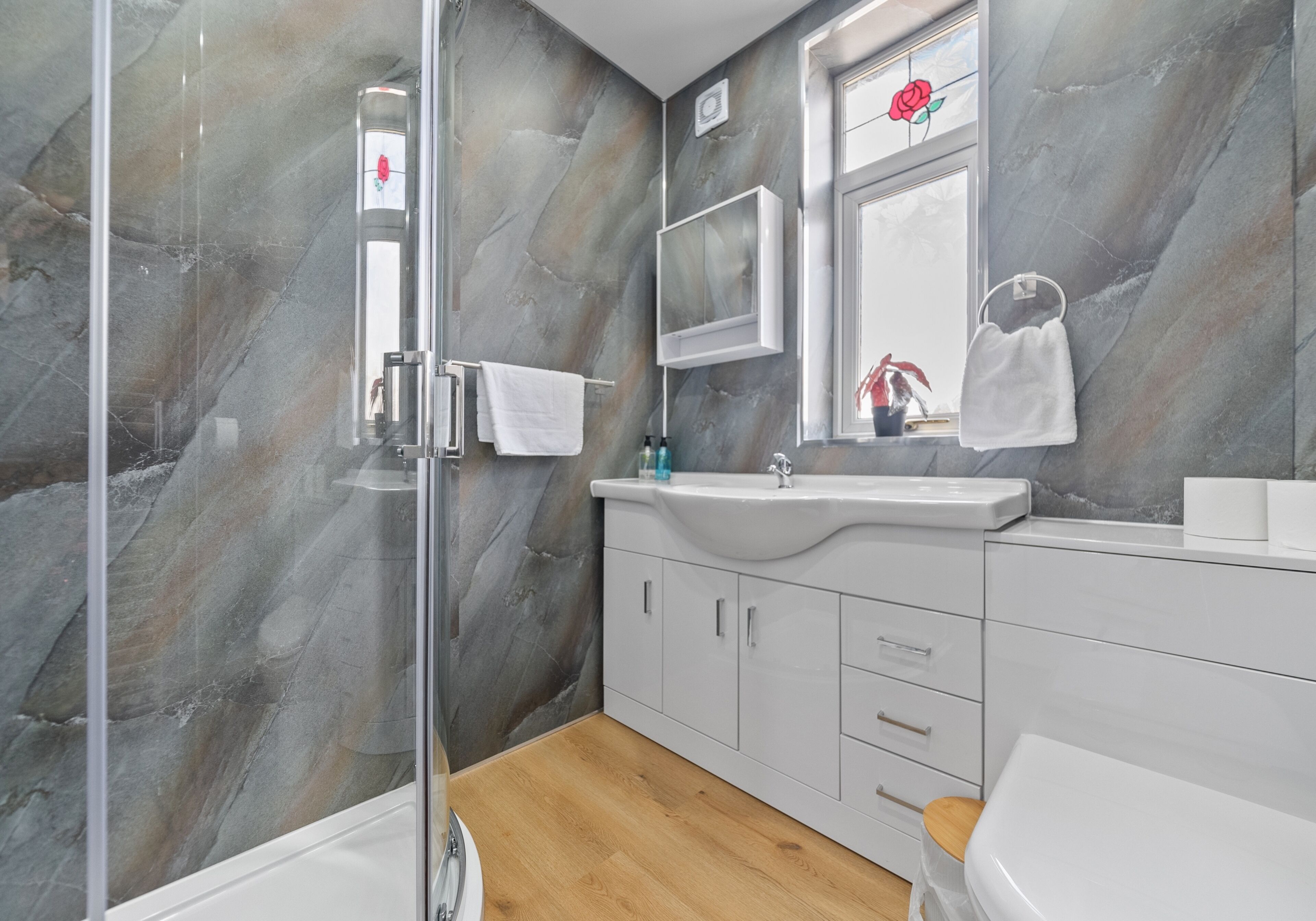 Combined shower/tub, hair dryer, towels