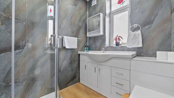 Combined shower/tub, hair dryer, towels