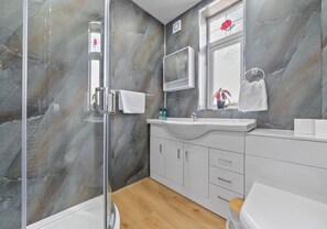 Ensemble baignoire-douche, séchoir à cheveux, serviettes fournies
