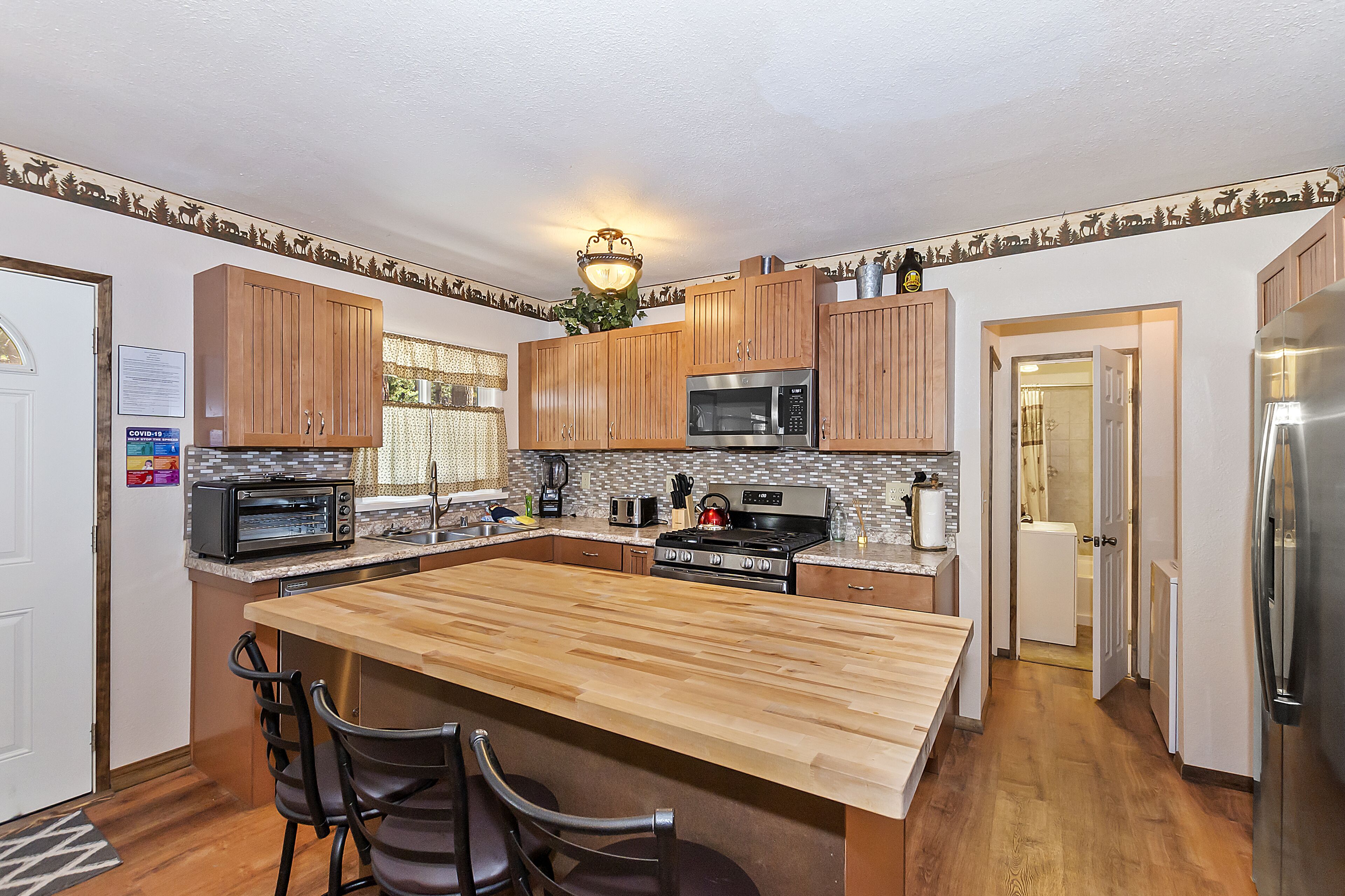 Cozy mountain haven with spa, game room, close to all Big Bear Lake attractions!