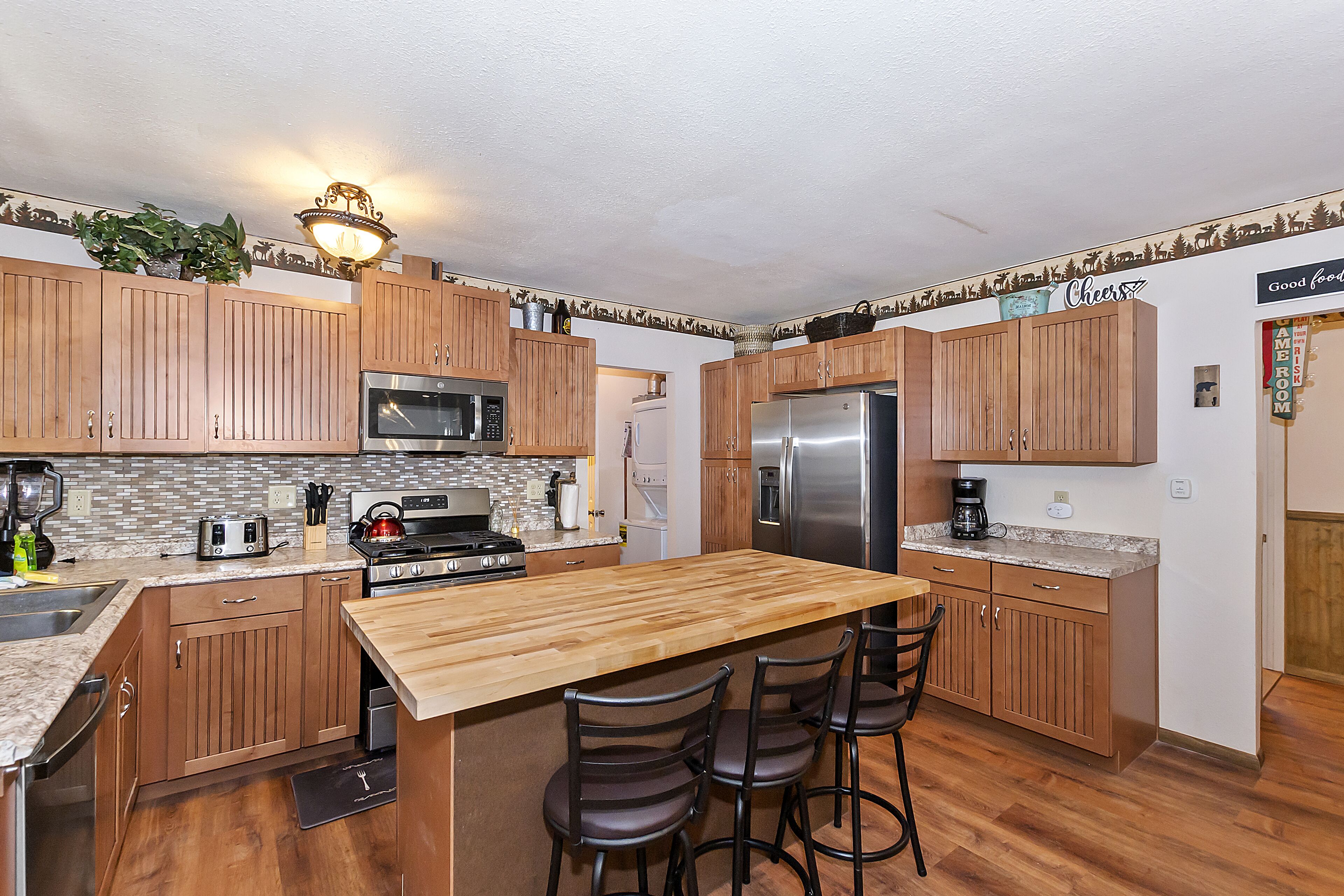 Cozy mountain haven with spa, game room, close to all Big Bear Lake attractions!