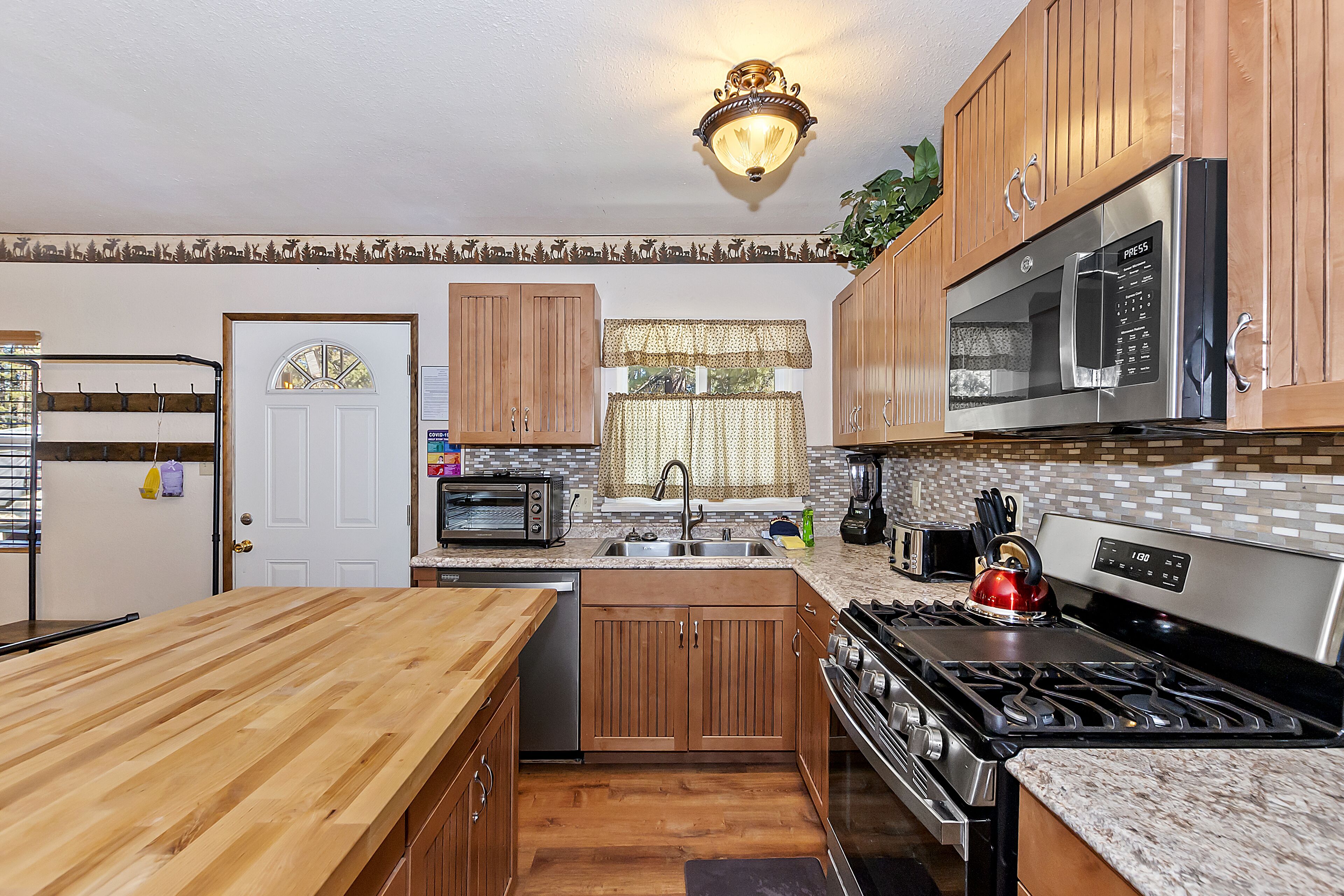 Cozy mountain haven with spa, game room, close to all Big Bear Lake attractions!