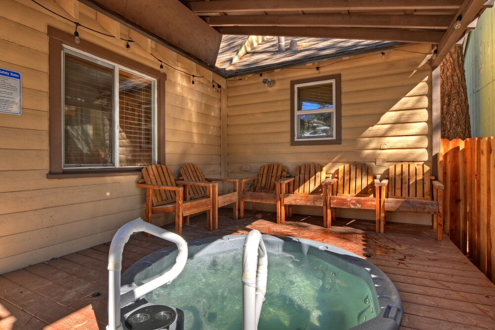 Cozy mountain haven with spa, game room, close to all Big Bear Lake attractions!