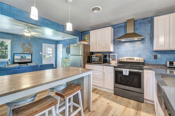 Refrigerador, microondas, horno y parrilla de estufa 