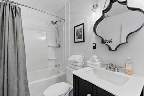Bathtub, towels - Happy Hideaway by Seaside Vacations & Sales (Chincoteague Island)