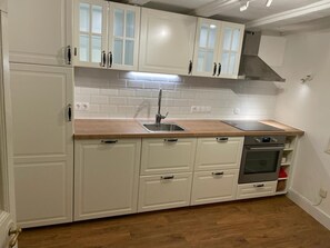 Fridge, oven, stovetop, dishwasher