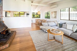 TV, fireplace, books, streaming services - Montville Retreat With Hinterland & Coastal Views (Montville)